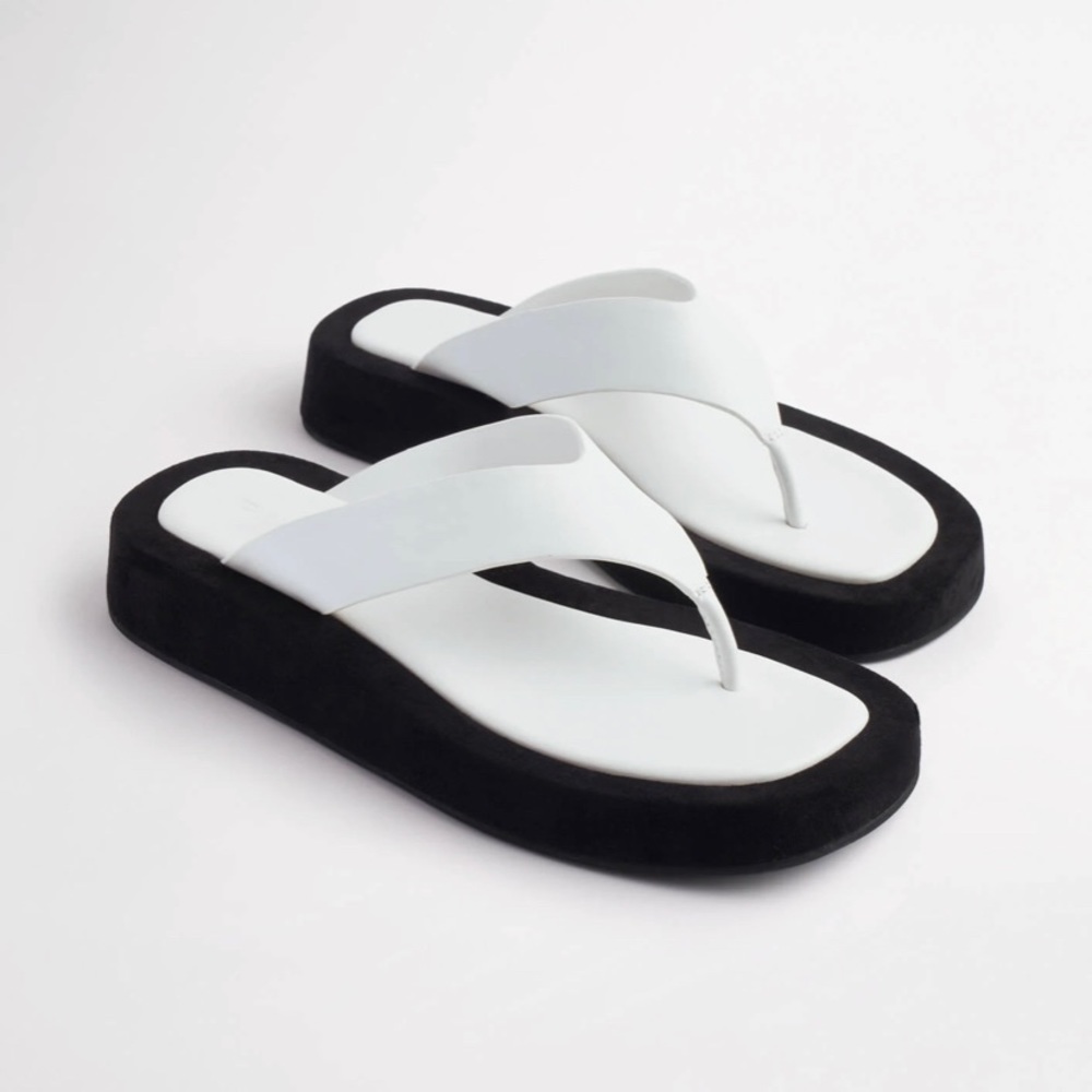 NWT Tony Bianco Yves Thong Sandal, white, 10/11